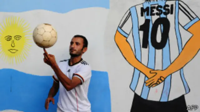 کراچی میں جب ٹی وی آیا تو لیاری میں بھی ورلڈ کپ کے موقع پر ٹی وی پر میچز دیکھنے کا سلسلہ شروع ہوا