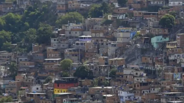 الشرطة تقول إن تبادل إطلاق النار في المنطقة أمر معتاد.