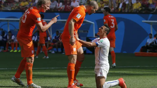 ہالینڈ کا جنوبی امریکہ کی ٹیموں کے خلاف ریکارڈ انتہائی عمدہ ہے۔ ہالینڈ نے اس سے پہلے جنوبی امریکہ کی ٹیموں کے خلاف کھیلے جانے والے گیارہ میچوں میں سے صرف دو میچ ہارے ہیں۔ وہ 1978 کے فائنل میں ارجنٹینا سے 3 – 1 اور 1994 میں برازیل سے 3 – 2 سے کواٹر فائنل میں ہارا تھا۔