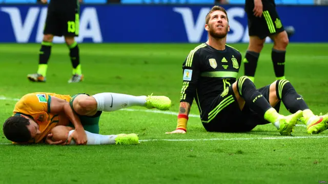 سرجیو راموس د لوبې په ۶۲مه دقیقه کې د اسټرالیا لوبغاړی وغورځاوه او له دې امله ورته لوبڅار ژیړ کارت (خبراداری) وښود.