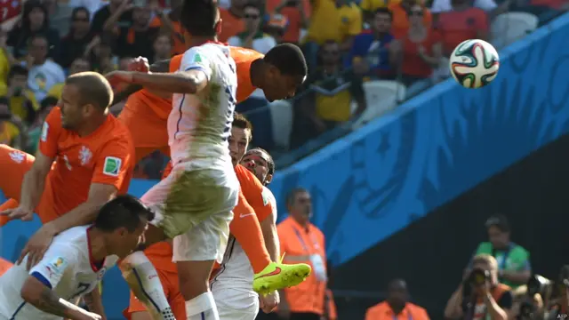 ہالینڈ نے پہلا گول میچ کے 77ویں منٹ میں کیا۔ ویسلی سنائیڈر کی جگہ میدان میں اترنے والے لیروئے فر نے گول کر کے ہالینڈ کو برتری دلوائی۔
