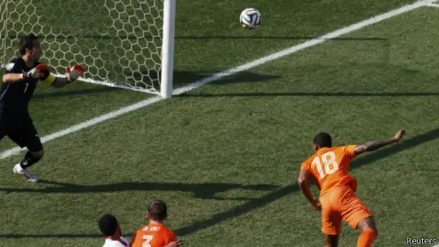 Leroy Fer đánh đầu ghi bàn ở phút 77