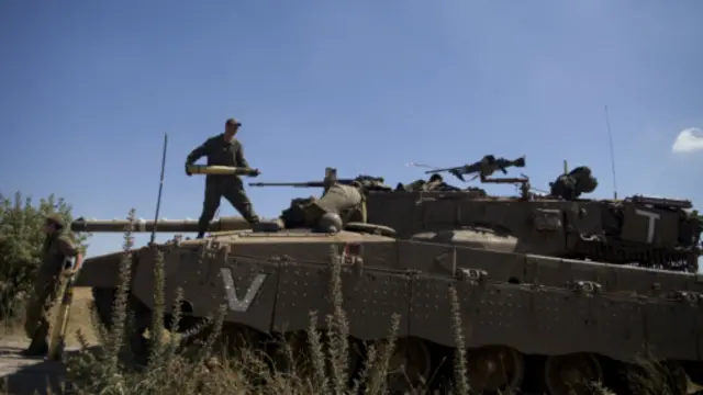 دبابة اسرائيلية بالقرب من معبر القنيطرة.