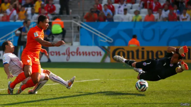 میچ کے آخری لمحات میں ہالینڈ کے متبادل کھلاڑی میمفس ڈیپائے نے آیئن روبن کے پاس پر کیا۔