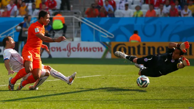 ہالینڈ کے میمفس ڈیپائے نے میچ کے اختتامی لمحات میں دوسرا گول کیا۔ ہالینڈ کی ٹیم گروپ بی میں نو پوئنٹس حاصل کر کے سرفہرست ہے۔