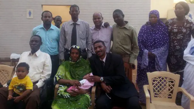 مريم وسط افراد اسرتها بعد اطلاق سراحها