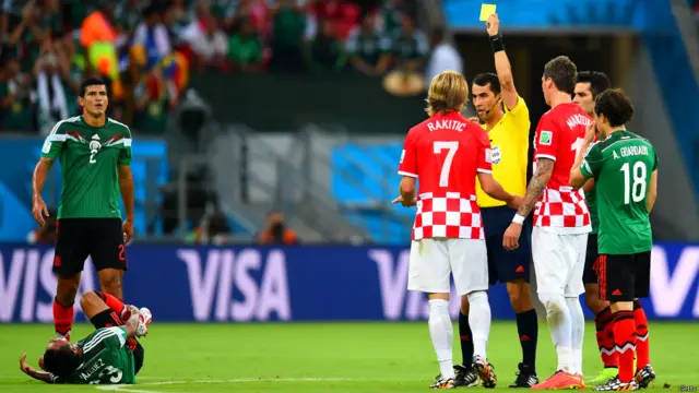 میچ کا پہلا پیلا کارڈ نویں منٹ میں کروئیشیا کے ایوان رکیتچ کو دکھایا گیا۔