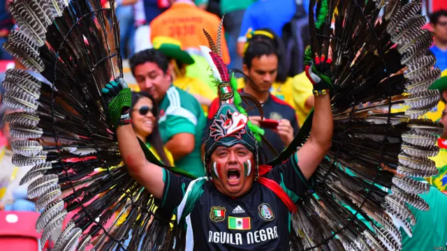 میکسکو کے حامی اپنے ملک کے روایتی لباس کو نئے انداز میں سجا کر میدان میں نظر آئے۔ 