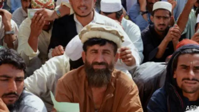 متاثرین کے لیے چار مقامات پر کیمپ قائم ہیں جہاں انھیں سہولیات اور امداد فراہم کی جا رہی ہے: آئی ایس پی آر