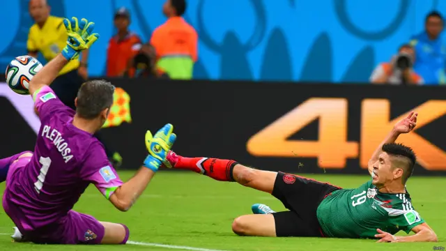 19 ویں منٹ میں میکسیکو کو گول کرنے کا اچھا موقع ملا مگر پیرالتا پھسل گئے۔ 