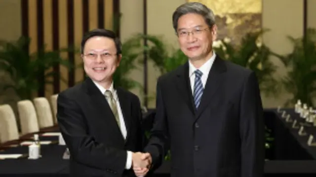 台湾陆委会主委王郁琦在台北桃园欢迎大陆国台办主任张志军(左)