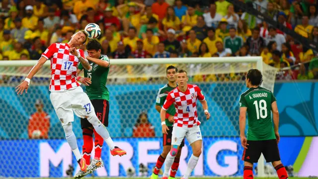 میکسیکو کی جانب سے ابتدائی دباؤ سے نمٹنے کے بعد کروئیشیا کی ٹیم نے پہلے ہاف کے دوسرے حصے میں بہتر کھیل کا مظاہرہ کیا۔