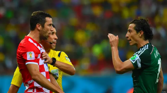 میچ کے 40ویں منٹ میں میکسیکو کے کھلاڑی رافئیل مارکیز کو کروئیشیا کے پریسیچ کو گرانے پر میچ کا دوسرا پیلا کارڈ دکھایا۔