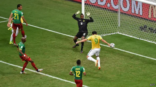 Fred đánh đầu ở cự ly rất gần, nâng tỷ số lên 3-1 cho Brazil