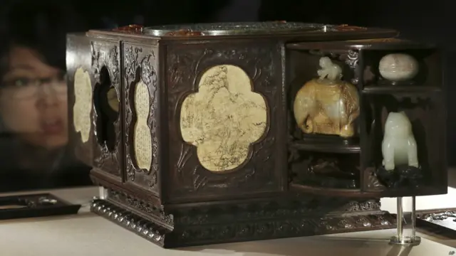 清乾隆 紫檀多寶格方匣（內附珍玩30件）