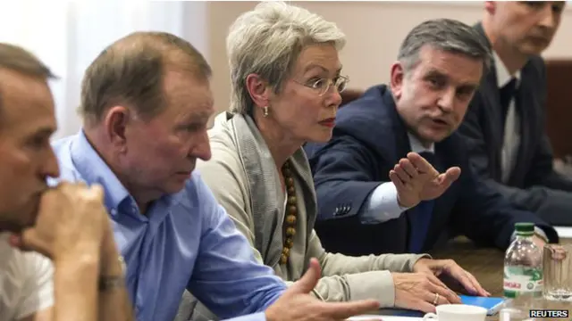 Cựu Tổng thống Ukraine Leonid Kuchma (bên trái), đặc phái viên của OSCE Heidi Tagliavini (giữa) và Đại sứ Nga tại Ukraine Mikhail Zurabov tham dự đối thoại với lãnh đạo ly khai ở Donetsk và Luhansk