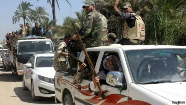 متطوعون شيعة يستعرضون قوتهم في بعقوبة الاثنين 