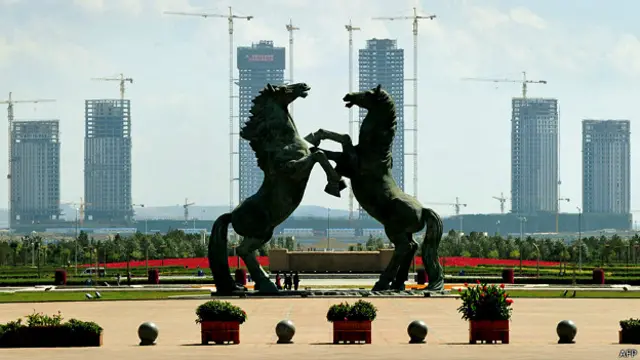 鄂尔多斯康巴什新区的成吉思汗广场（资料图片）