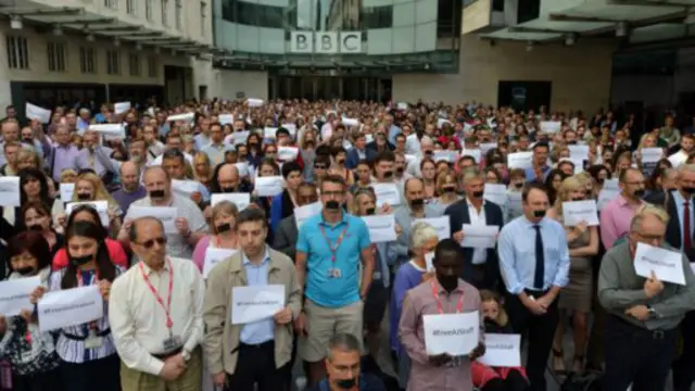 وقف الصحفيون دقيقة صمتا بعد أن تحدث فيهم مدير أخبار بي بي سي جيمس هاردينغ.