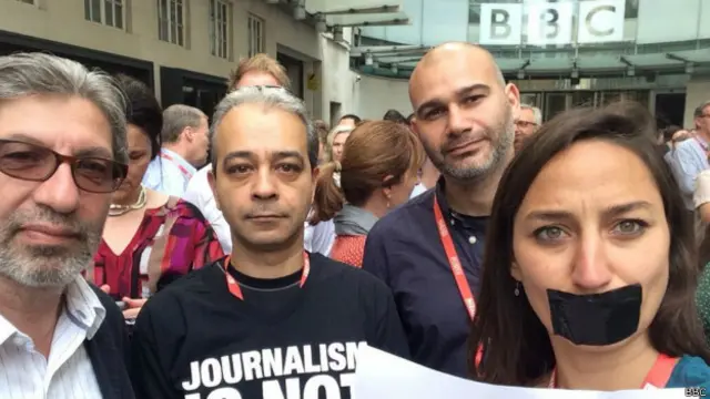 Periodistas de la BBC frente a New Broadcasting House