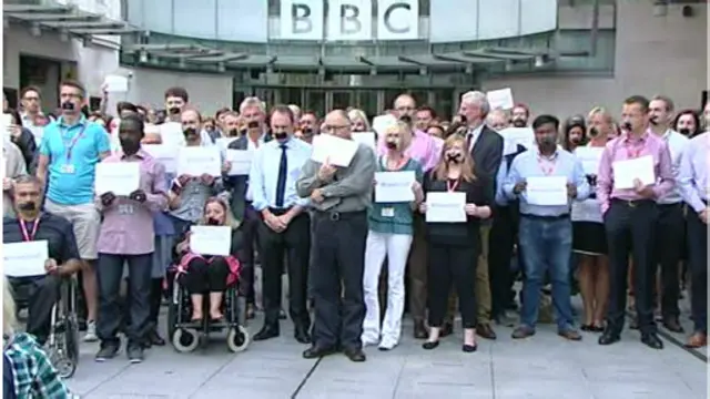 صحفيو بي بي سي يشاركون في احتجاج صامت على الحكم الصادر على الصحفيين.