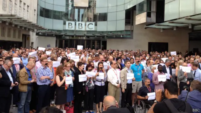Các nhà báo BBC có một phút im lặng phản đối án tù ở Cairo cho ba đồng nghiệp Al-Jazeera