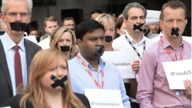 الصحفيون وقفوا دقيقة صمتا أمام مبنى بي بي سي في وسط لندن.