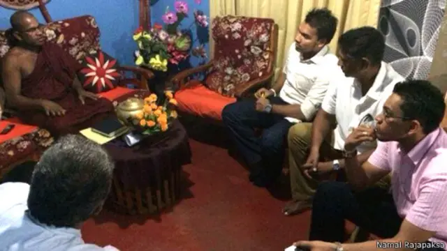 පතිරාජගොඩ ශ්‍රී විවේකාරාම විහාරාධිපති හිමියන් හමු වූ පා.ම නාමල් රාජපක්ෂ 