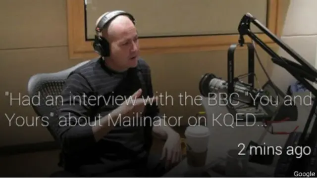 La aplicación busca información en redes sociales.