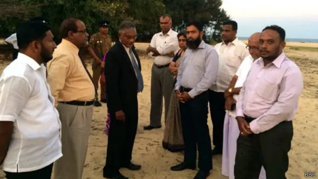 පරීක්ෂණ කොමිසමේ නියෝජිතයන් මිනීවල ඇතැයි පැවසෙන ස්ථාන නිරීක්ෂණය කල අයුරු