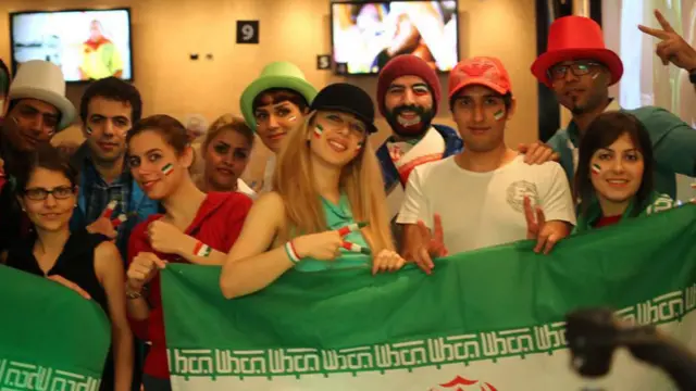 নিউজিল্যান্ডের রাজধানী অকল্যান্ডে ইরানের সমর্থকগোষ্ঠী। ঐ ম্যাচে ইরান নাইজেরিয়ার সাথে গোলশূণ্য ড্র করে। (ছবি: বাহারেহ্‌, বিবিসি ফার্সি বিভাগের দর্শক।)