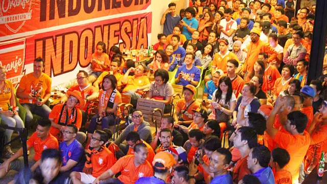 জাকার্তার ক্যাফেগুলিতে শুধু ইংল্রান্ডের ভক্তই নয়, নেদারল্যান্ডের সমর্থকও রয়েছেন প্রচুর। তিনটি ম্যাচের সবগুলিতে নেদারল্যান্ডের বিজয়ে উৎসব করছেন ডাচ সমর্থকরা। (ছবি: জেরোম ভিরাওয়ান, বিবিসি বাহ্‌সা ইন্দোনেশিয়া।)