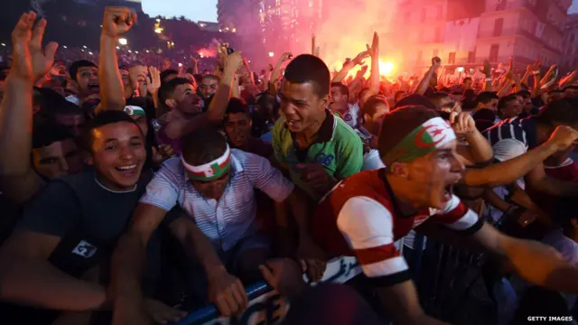 আলজেরিয়ার দলকে ভালবেসে ডাকা হয় 'ডেজার্ট ফক্স' বা মরু শৃগাল নামে। রোববার গ্রুপ-এইচের ম্যাচে ৪-২ গোলে দক্ষিণ কোরিয়াকে হারানোর পর আলজেরিয়ানদের উল্লাস।