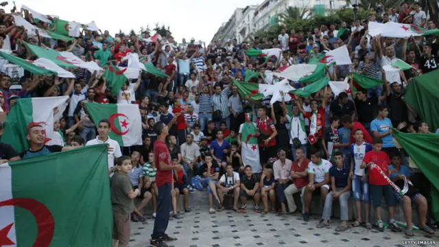 ১২ই জুন থেকেই নানা দেশে ফুটবলপ্রেমীরা খেলা দেখছেন ছোট-বড় পর্দায়। এখানে আলজিয়ার্স শহরে আলজেরিয়ার সমর্থকরা দক্ষিণ কোরিয়ার বিরুদ্ধে নিজ দেশের ম্যাচটি দেখছেন।