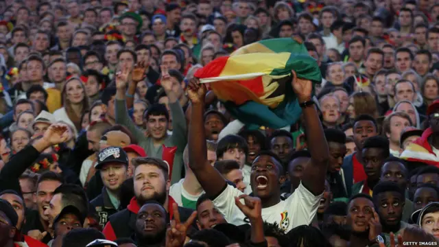 জার্মানির হামবুর্গ শহরের ব্ল্যাক স্টার সমর্থকরা।