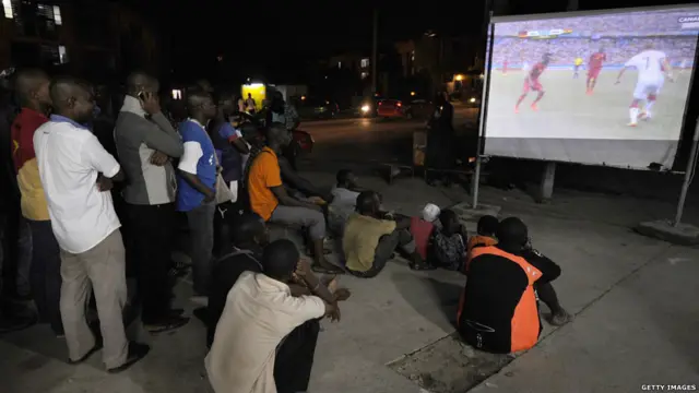 আবিজাঁ শহরে প্রতিবেশী ঘানার সাথে জার্মানির ম্যাচ দেখছেন আইভরি কোস্টের সমর্থকরা। ব্ল্যাক স্টার জার্মানির সাথে ২-২ গোলে ড্র করে।