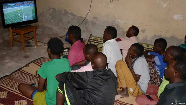 সোমলিয়ার রাজধানী মোগাদিসুতে বসে বিশ্বকাপের উদ্বোধনী ম্যাচ দেখছেন ফুটবল ভক্তরা। ২০১৪ সালের বিশ্বকাপের প্রথম ম্যাচে স্বাগতিক দেশ ক্রোয়েশিয়াকে ৩-১ গোলে পরাজিত করে।