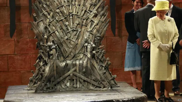 Королева Елизавета II на съемочной площадке в Белфасте