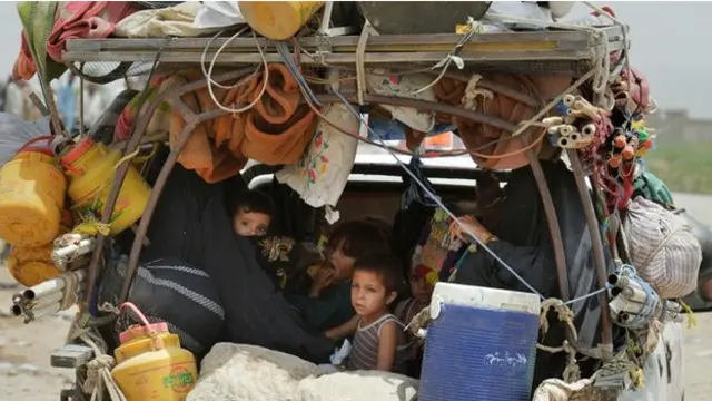 بنوں پہنچنے والی گاڑیوں پرگنجائش سے کہیں زیادہ سامان اور لوگ سوار ہیں 