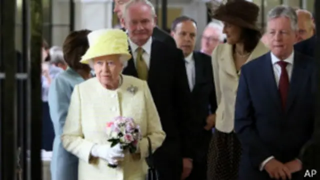 Королева Елизавета II Питер Робинсон (справа) и Мартин Макгиннесс (по центру) во время визита в тюрьму Крамлин-роуд