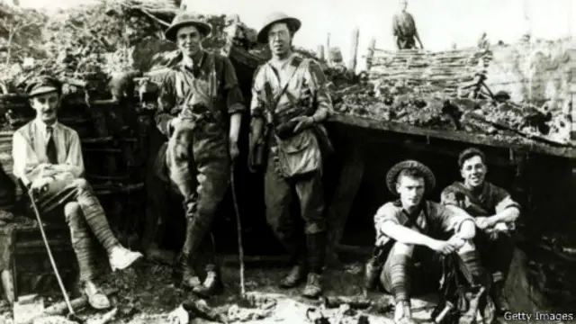 سربازان بریتانیایی در سنگر‌های آلمان پس پیروزی در نبرد مسینه