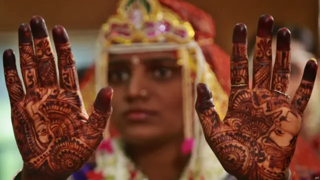 इस सामूहिक विवाह समारोह में शादी के बंधन में बंधन वाले जोड़ों का संबंध समाज के आर्थिक रूप से कमजोर तबके से था.