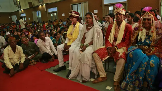 मुंबई के 50 जोड़ों के लिए बीता रविवार बेहद ख़ास था जब वो एक दूसरे के हो गए. एक सामूहिक विवाह समारोह में उन्होंने एक दूसरे के साथ जीने-मरने की क़समें खाईं.