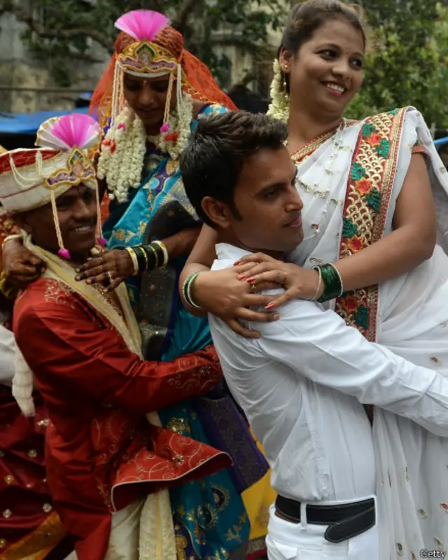 भारत में जहां शादियों पर लाखों रुपए का खर्च आता है, वहां ऐसे सामूहिक विवाहों को कई लोग सकारात्मक कदम के तौर पर देखते हैं.