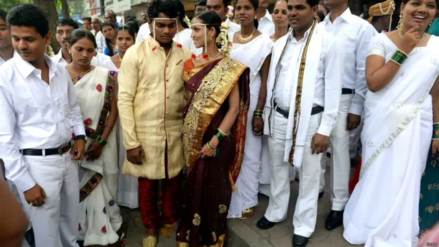 इस तरह के समारोहों में वर और वधू पक्ष के रिश्तेदार और दोस्त भी शामिल होते हैं.