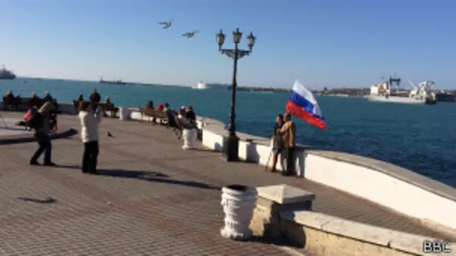 Қрим соҳилида Россия байроғи ҳилпирамоқда