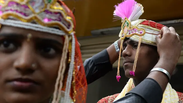 सामूहिक विवाह समारोहों का आयोजन आम तौर पर सामाजिक संस्थाएं करती हैं ताकि आर्थिक रूप से कमजोर लोगों की मदद की जा सके.