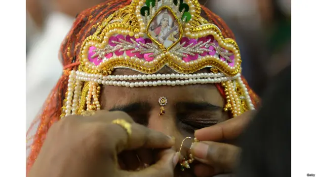 भारत में दहेज विरोधी कानून के बावजूद अब भी इसे पूरी तरह खत्म नहीं किया जा सका है, जो लड़की शादी में खर्च का एक बड़ा हिस्सा है.