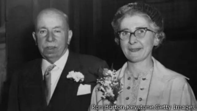 هارولد گیلیز از پیشروان جراحی پلاستیک در مراسم عروسی با همسر دومش در سال ۱۹۵۷. گیلیز ۷۵ ساله و مارجوری کلیتون دستیار او بود.