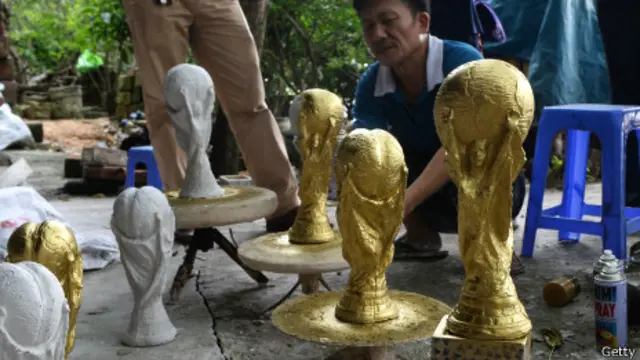 Nhân giải bóng đá World Cup ở Brazil, người Việt làm cúp để kinh doanh
